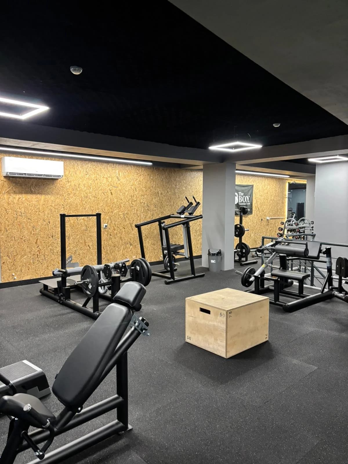 The Box Training Club güç antrenman alanı - squat rack ve serbest ağırlıklar